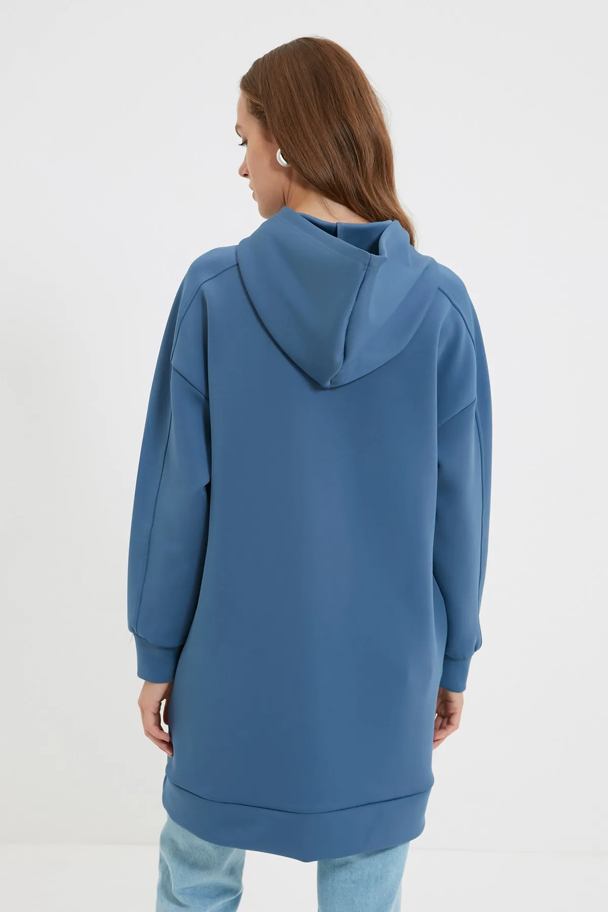 Trendyol Modest  Marineblaues, weit geschnittenes Oversize-Sweatshirt aus Scuba-Strick mit Kapuze und Taschen TCTAW22TW0151
