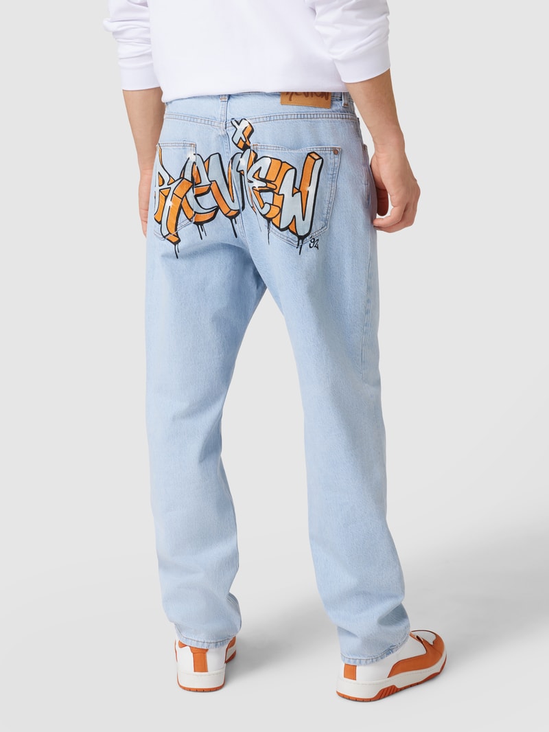 Jeans mit Label-Print in hellblau