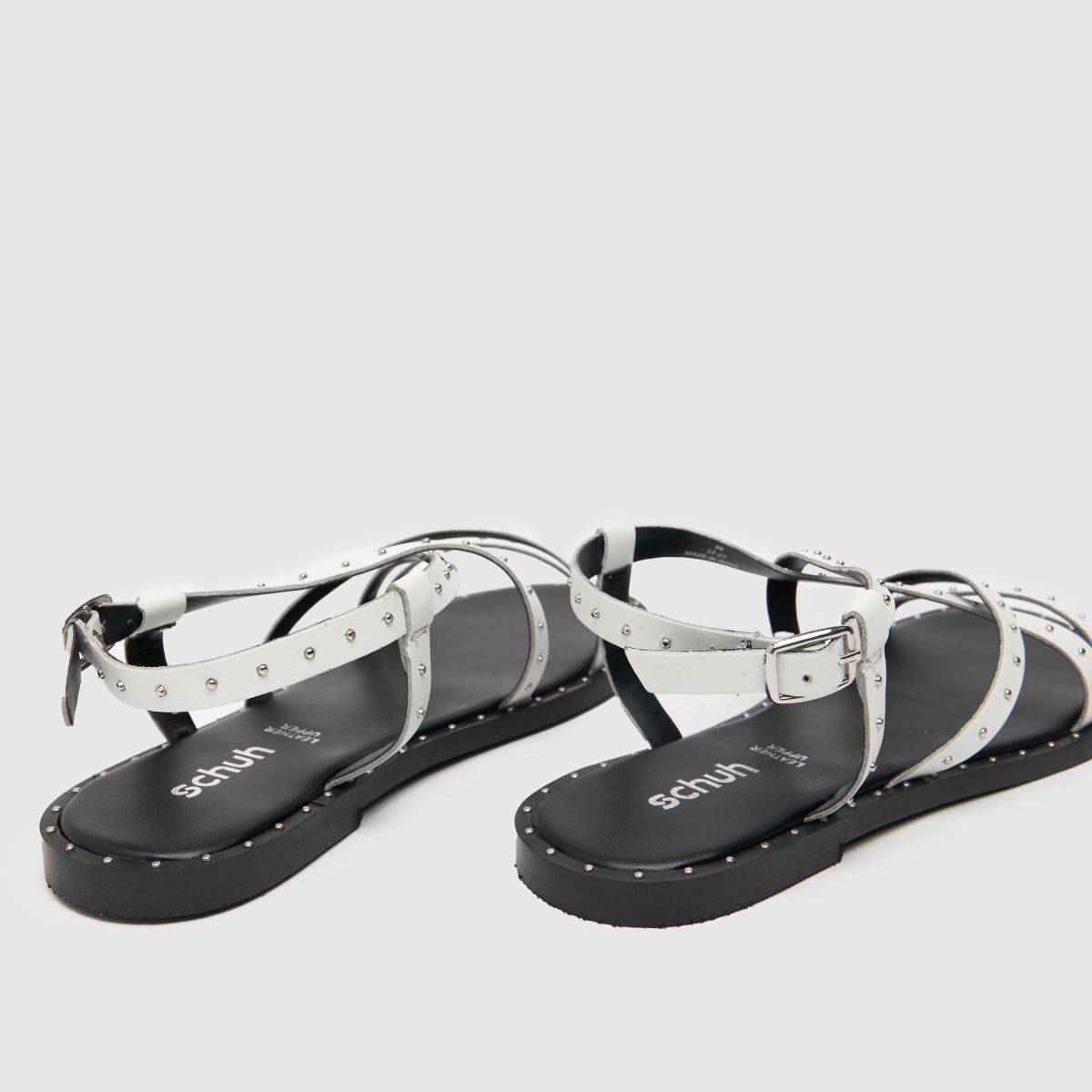 Schuh Tadlow szegecses lapos talpú szandál fehér színben