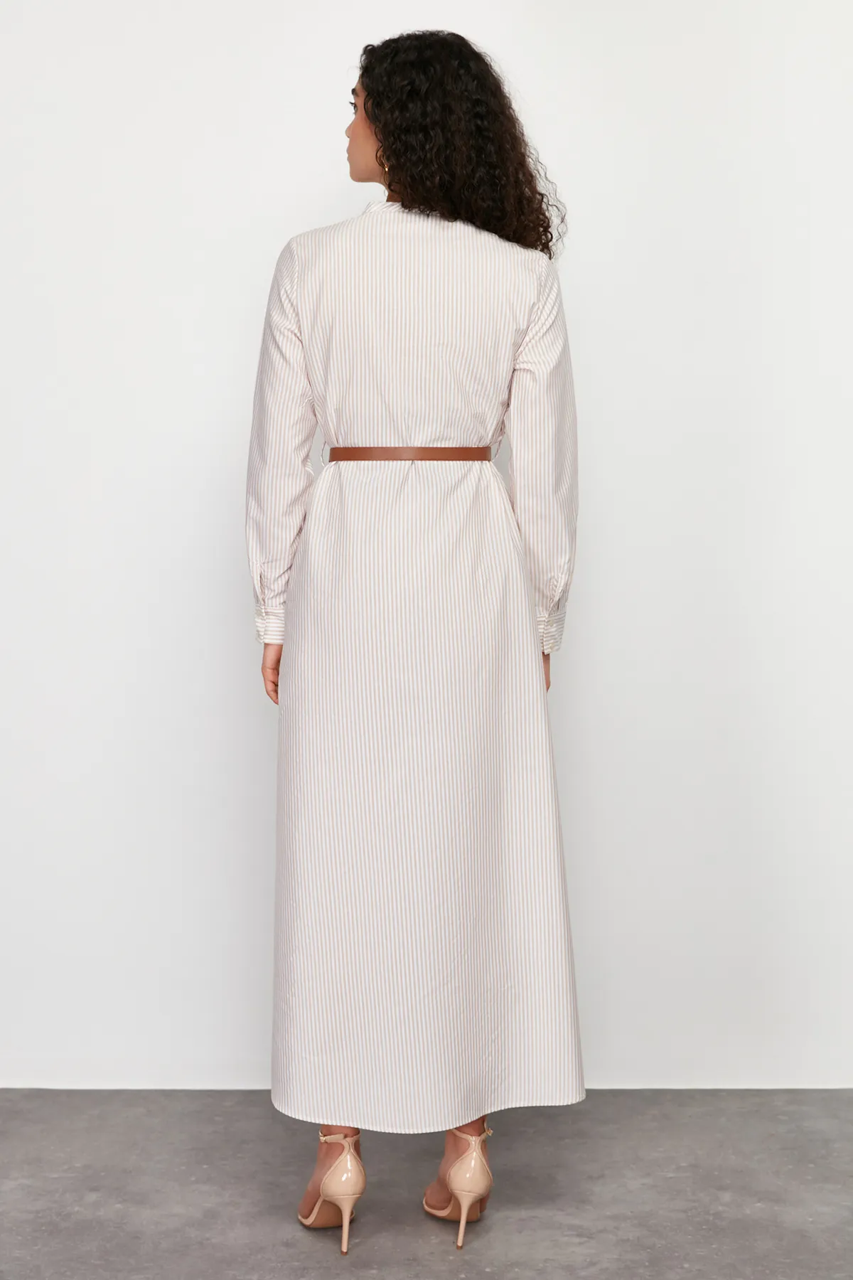 Trendyol Modest  Beige gestreiftes, gewebtes Kleid mit Gürtel TCTSS24EB00171