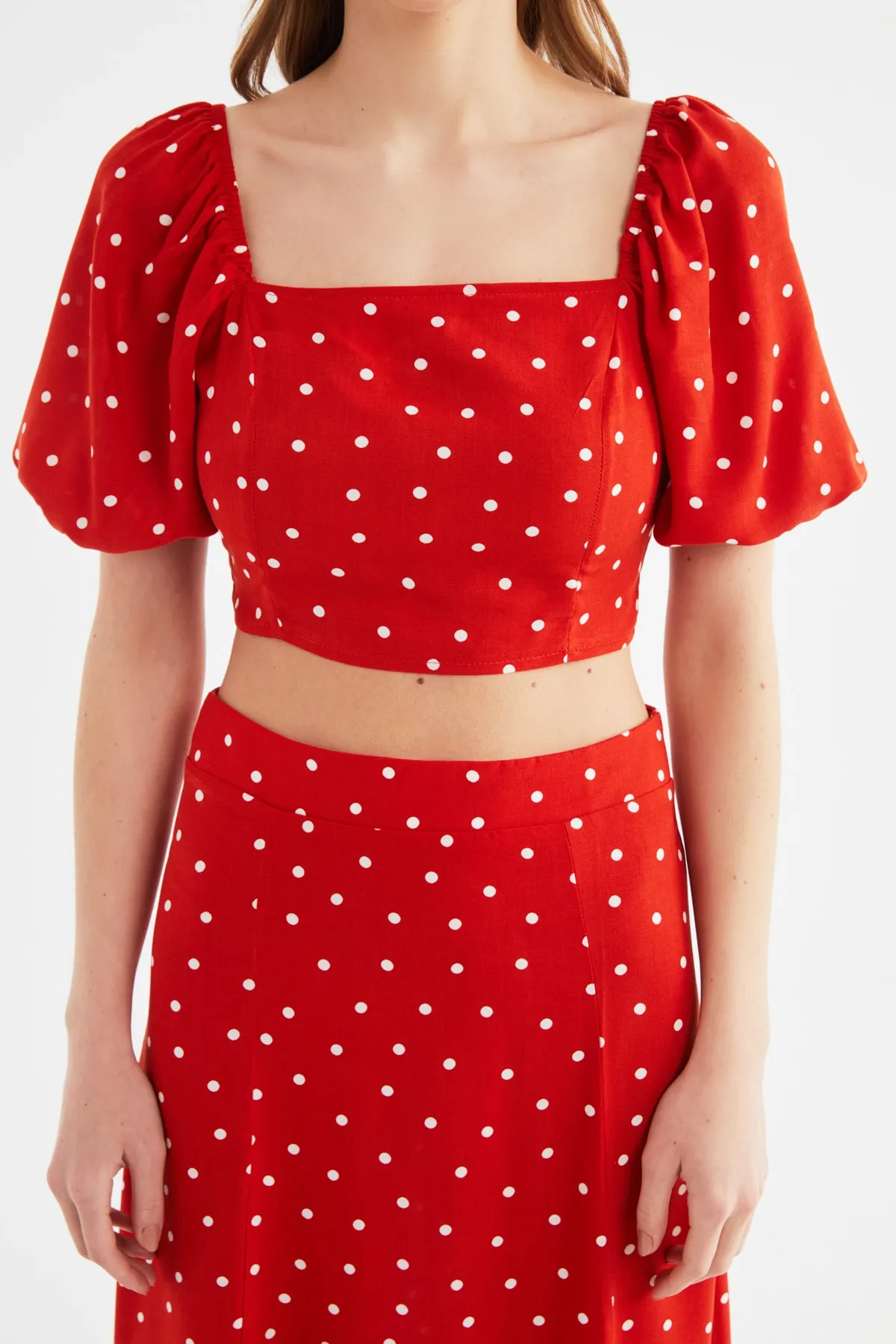 Trendyol Collection  Midi-Set aus Viskosegewebe mit gepunktetem Unterteil und Oberteil mit Fliesenschlitz TWOSS20AU0097
