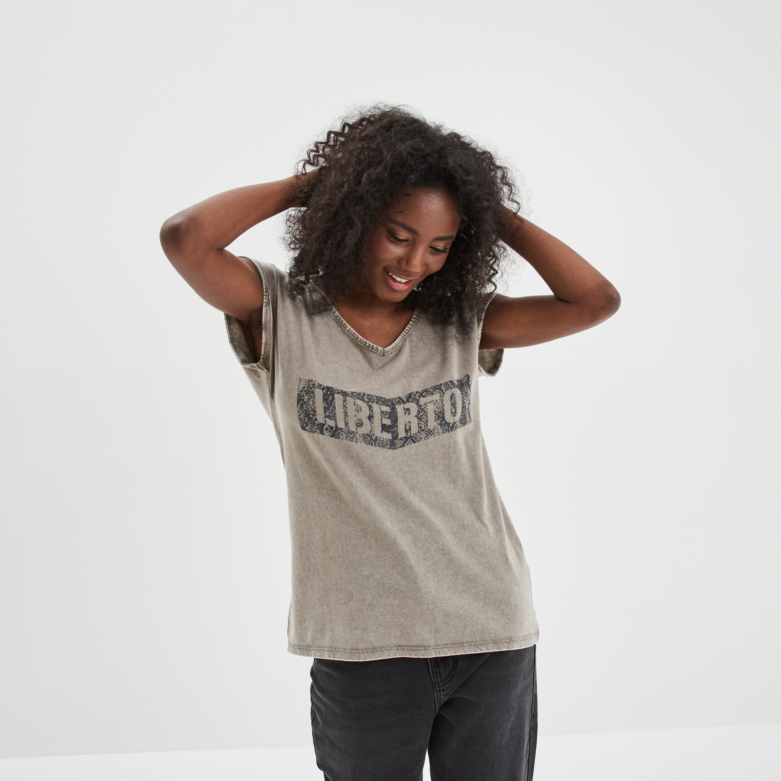 T-shirt oversize col en V Liberto vert kaki femme | La Halle
