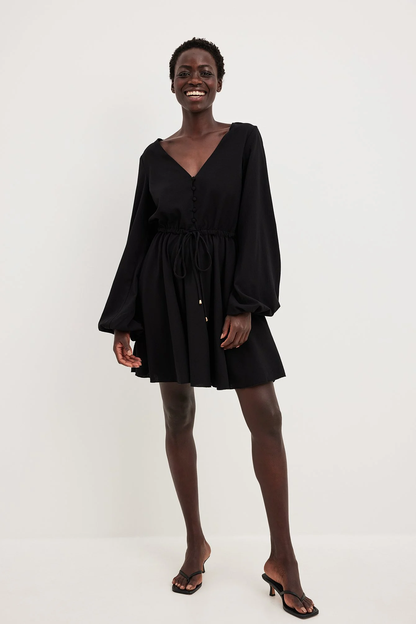 Langärmliges Minikleid mit fließendem Schnitt