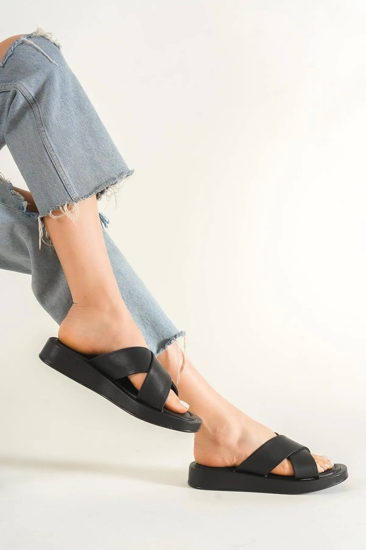 Capone Outfitters  Schwarze Capone-Hausschuhe mit Kreuzriemen für Damen