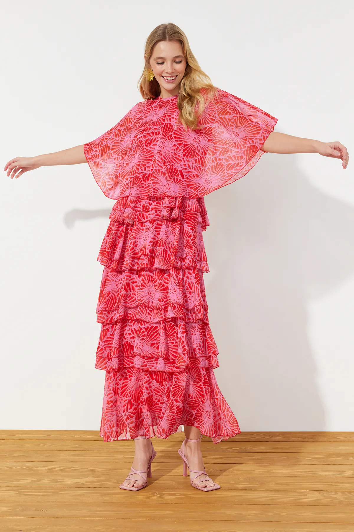 Trendyol Modest  Mehrlagiges, gewebtes Chiffon-Abendkleid mit rosa Blumenrock TCTSS24DB00007