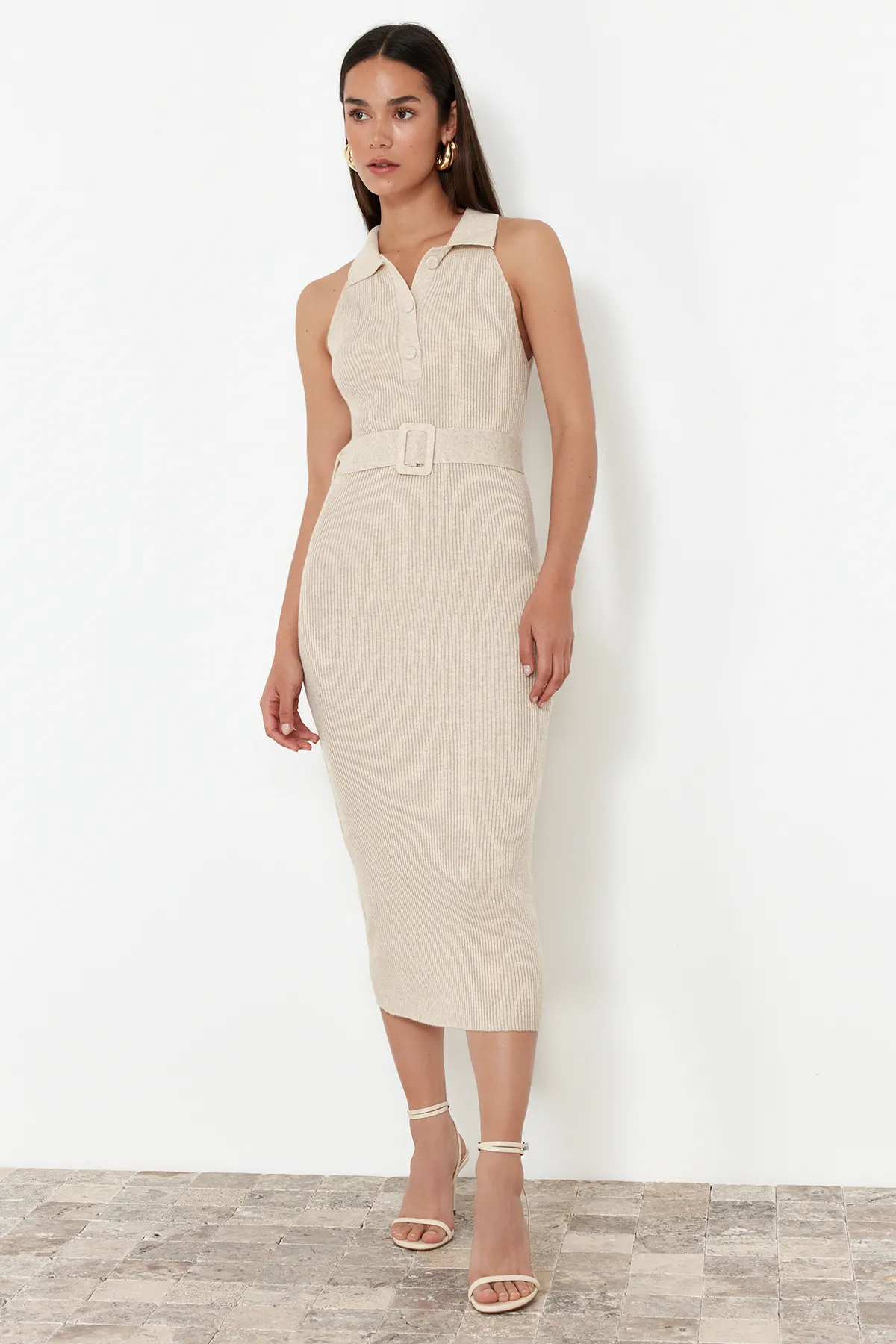 Trendyol Collection  Beiges Strick-Midikleid mit Gürteldetail TWOSS22EL1031