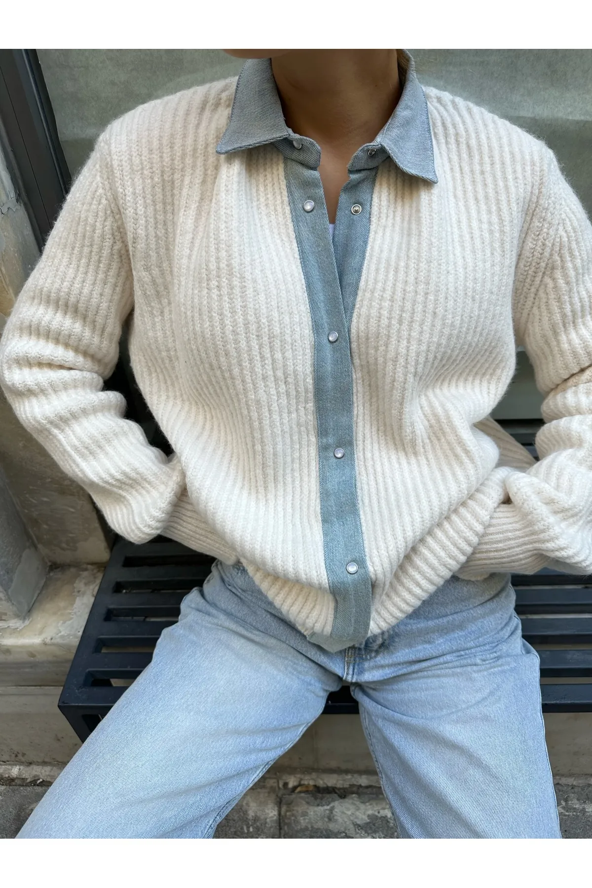 Laluvia  Strickjacke mit Klettverschluss und cremefarbenem Denim