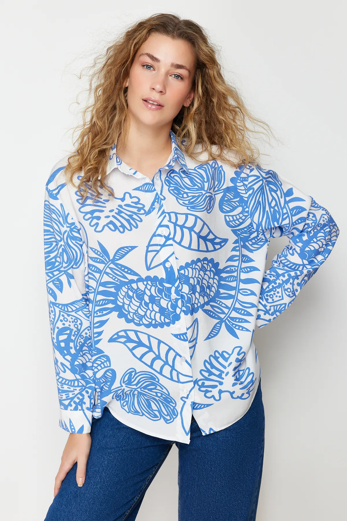 Trendyol Collection  Gemustertes, übergroßes/weites, gewebtes Hemd mit blauen Lilien-Stoff TWOSS24GO00096