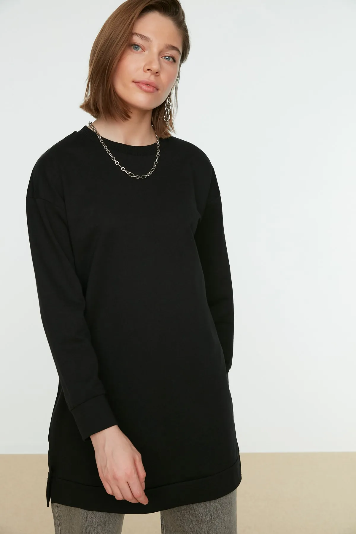 Trendyol Modest  Schwarzes Basic-Strick-Sweatshirt mit Rundhalsausschnitt und Schlitz und detailliertem Ausschnitt TCTAW22TW0138