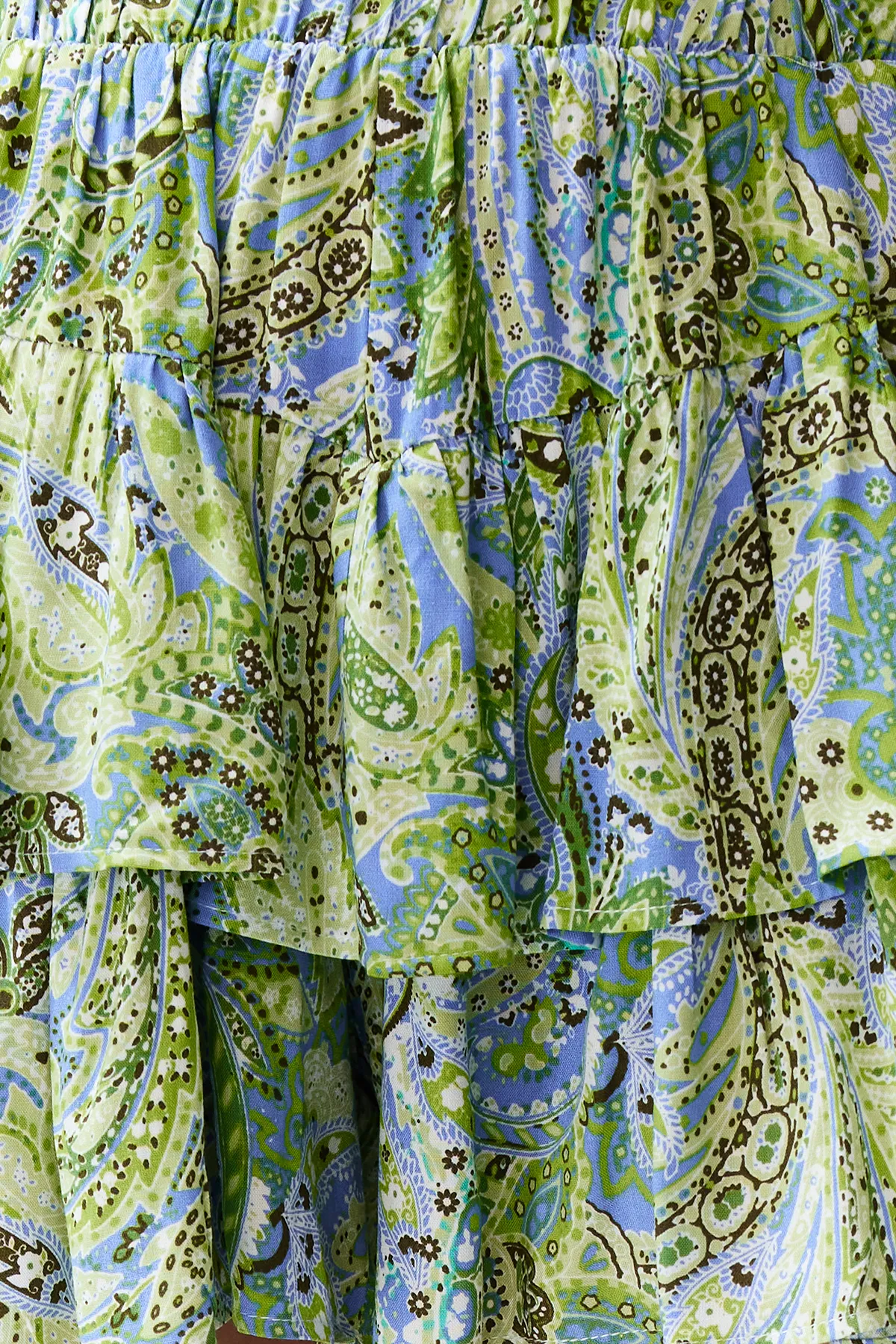 Trendyol Collection  Grüne Shorts aus Viskosegewebe mit Schalmuster, Rüschenbund und Gummidetails TWOSS24SR00053