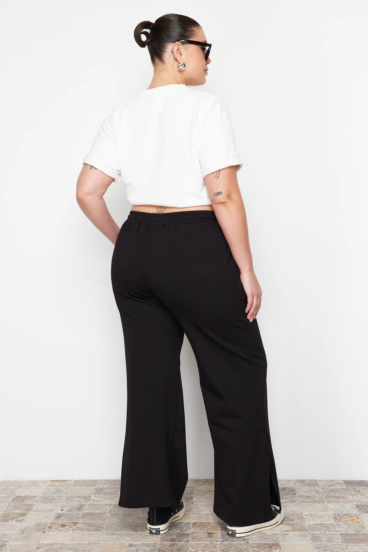 Trendyol Curve  Schwarze, detaillierte, dünne Strick-Jogginghose mit Schlitz TBBAW24AJ00006