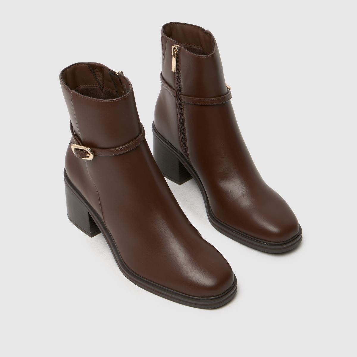 Schuh Briley sarkú csattal ellátott csizma barna színben