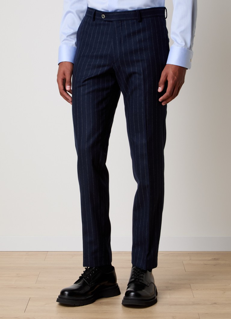 Pantaloni eleganți din lână cu dungi subțiri, de la Oscar Jacobson Denz.