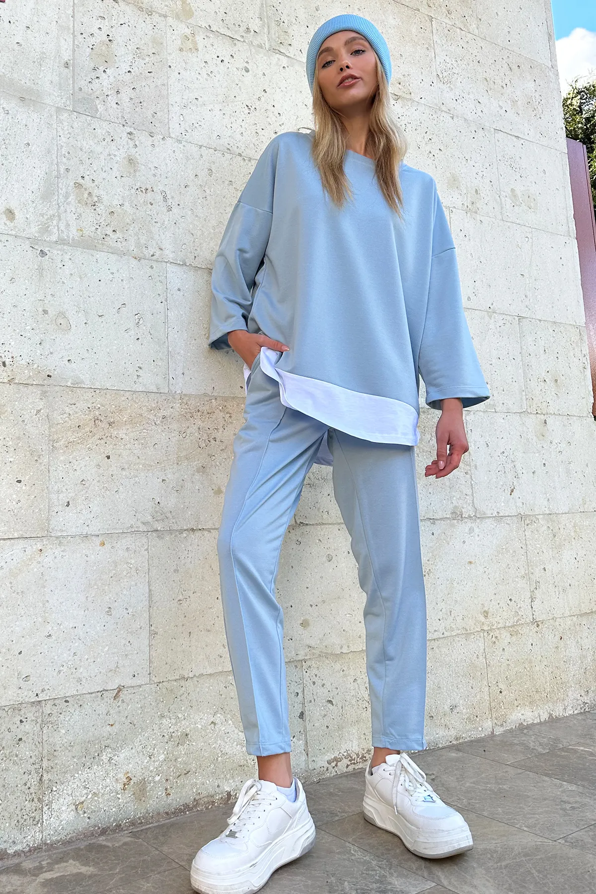 Trend Alaçatı Stili  Hellblaues Damen-Set mit verzierter Bluse mit Rundhalsausschnitt und gerippter, genähter Hose mit doppelten Taschen ALC-X8175