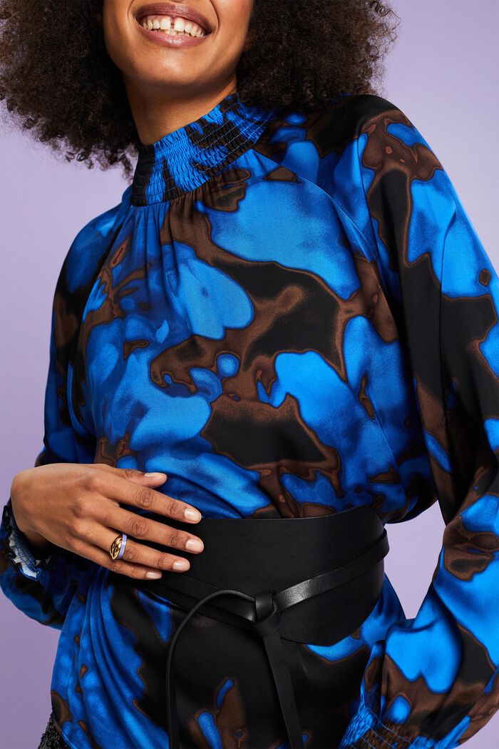 Gesmokte Satinbluse mit Print