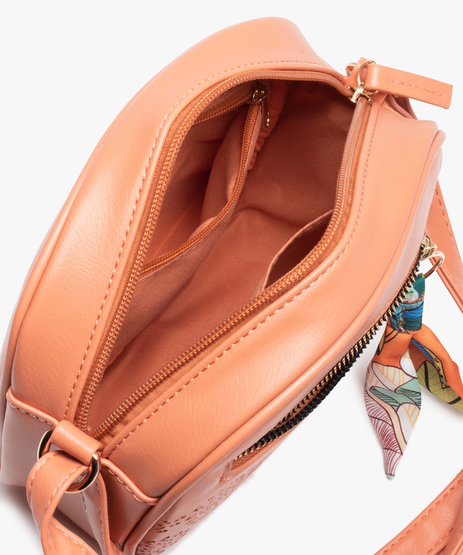 Sac femme petit format avec motif ajouré et breloque en tissu orange clair | GEMO