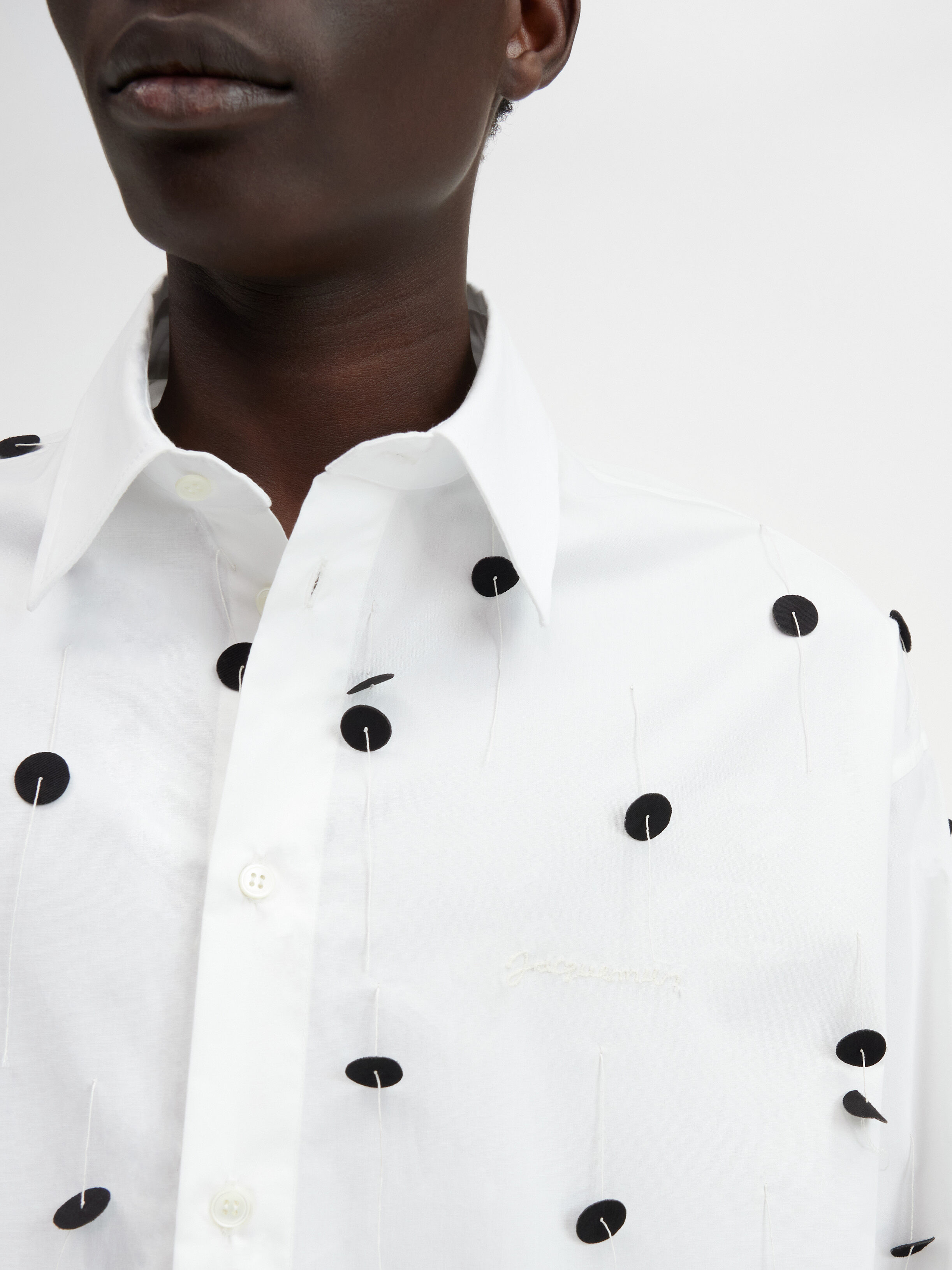 La chemise papier brodée