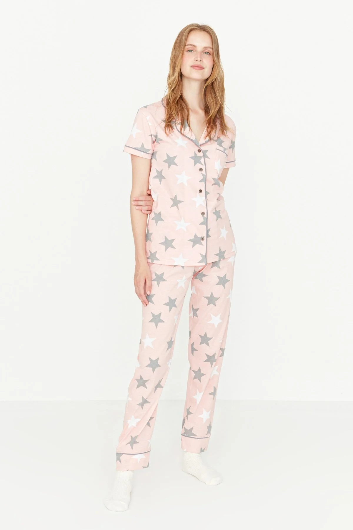 Trendyol Collection  Gestricktes Pyjama-Set aus sternenklarem Hemd und Hose aus Puderbaumwolle THMSS21PT0786