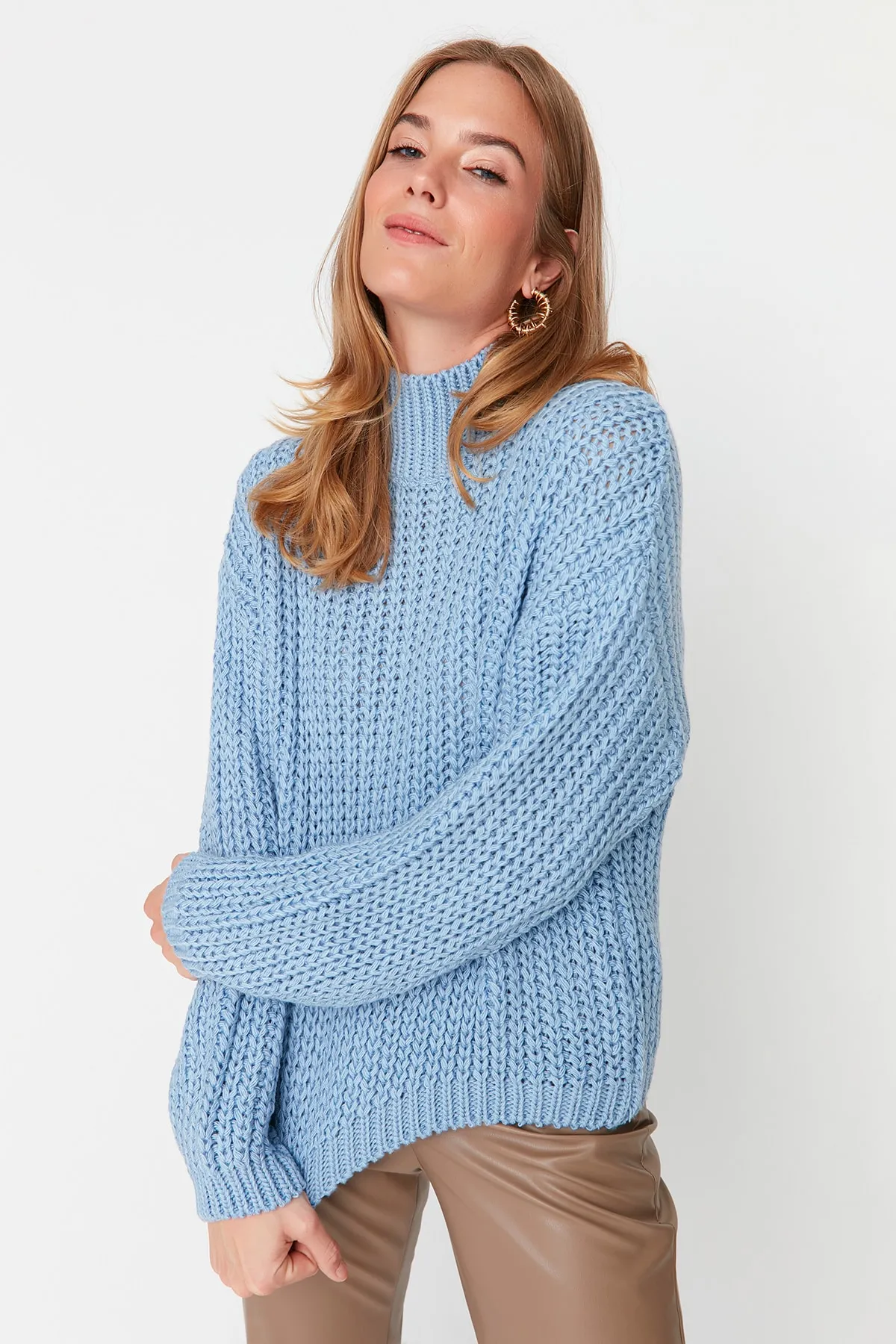 Trendyol Collection  Blauer, weich strukturierter Strickpullover mit Basic-Kragen und weiter Passform TWOAW23KZ01810
