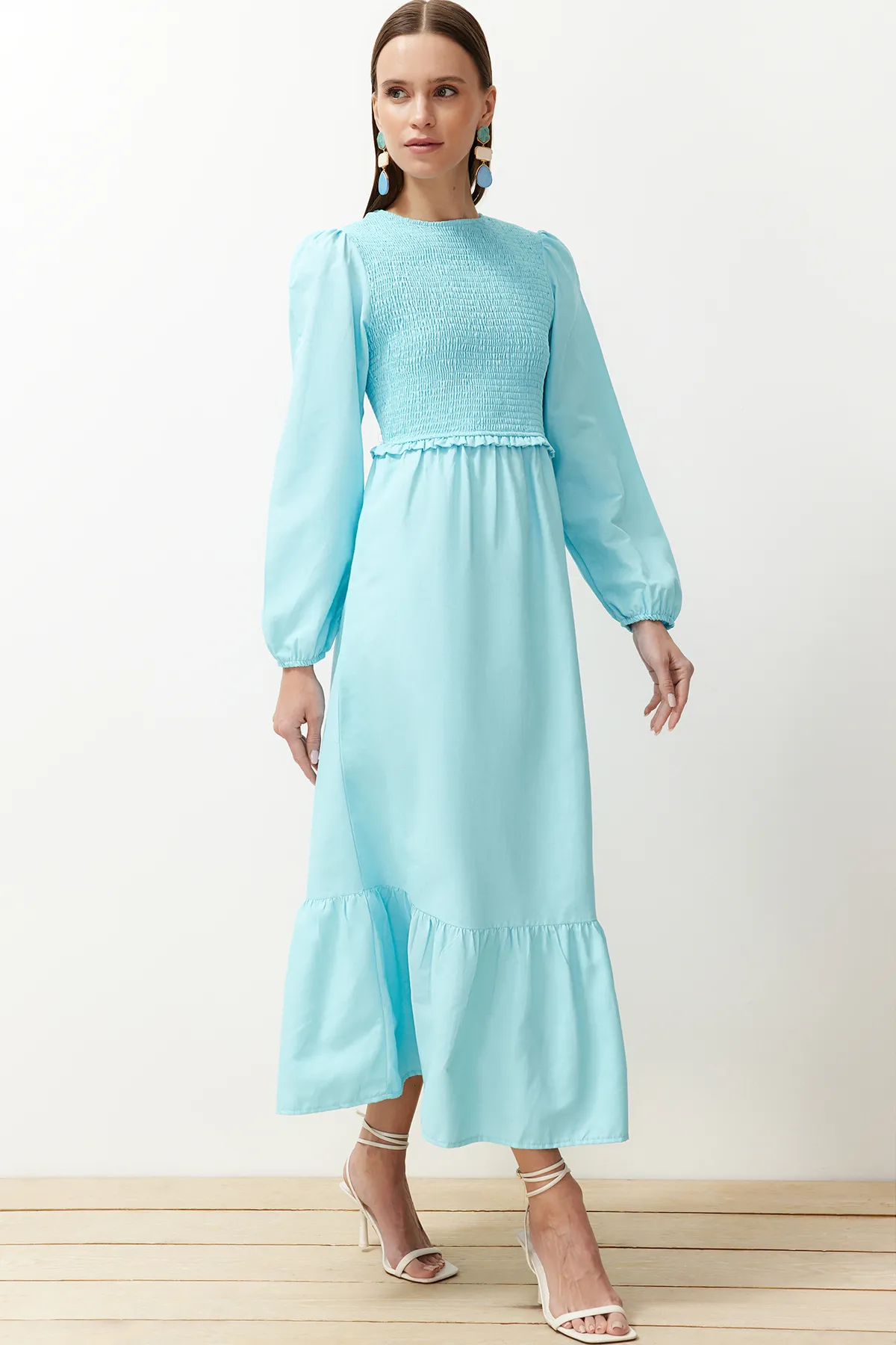 Trendyol Modest  Türkisfarbenes, gewebtes Kleid mit Rundhalsausschnitt und Gipe-Detail TCTAW22EB0109