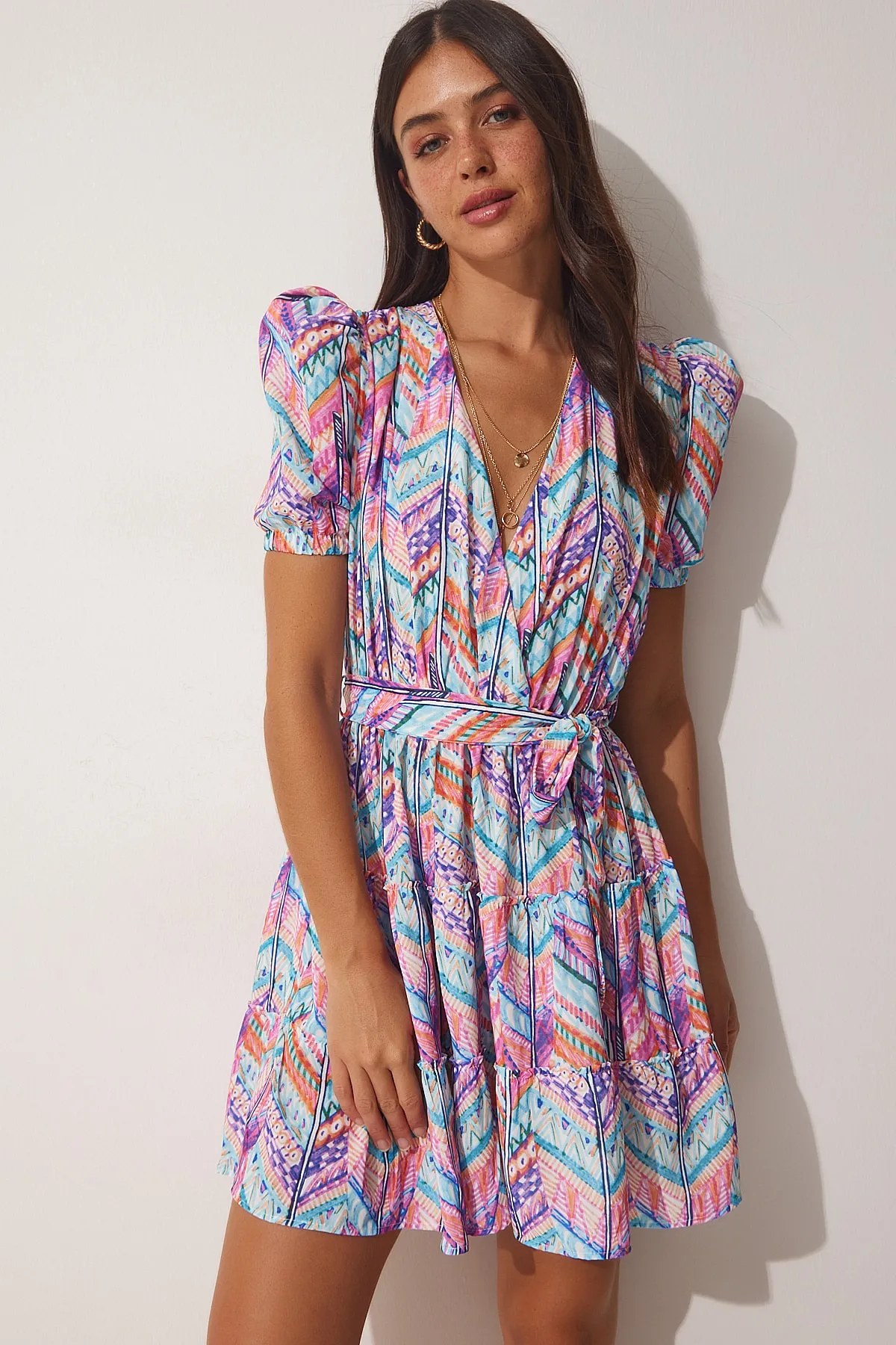 Happiness İstanbul  Lila-blau gemustertes Sommer-Minikleid mit Wickelkragen für Damen RV00113