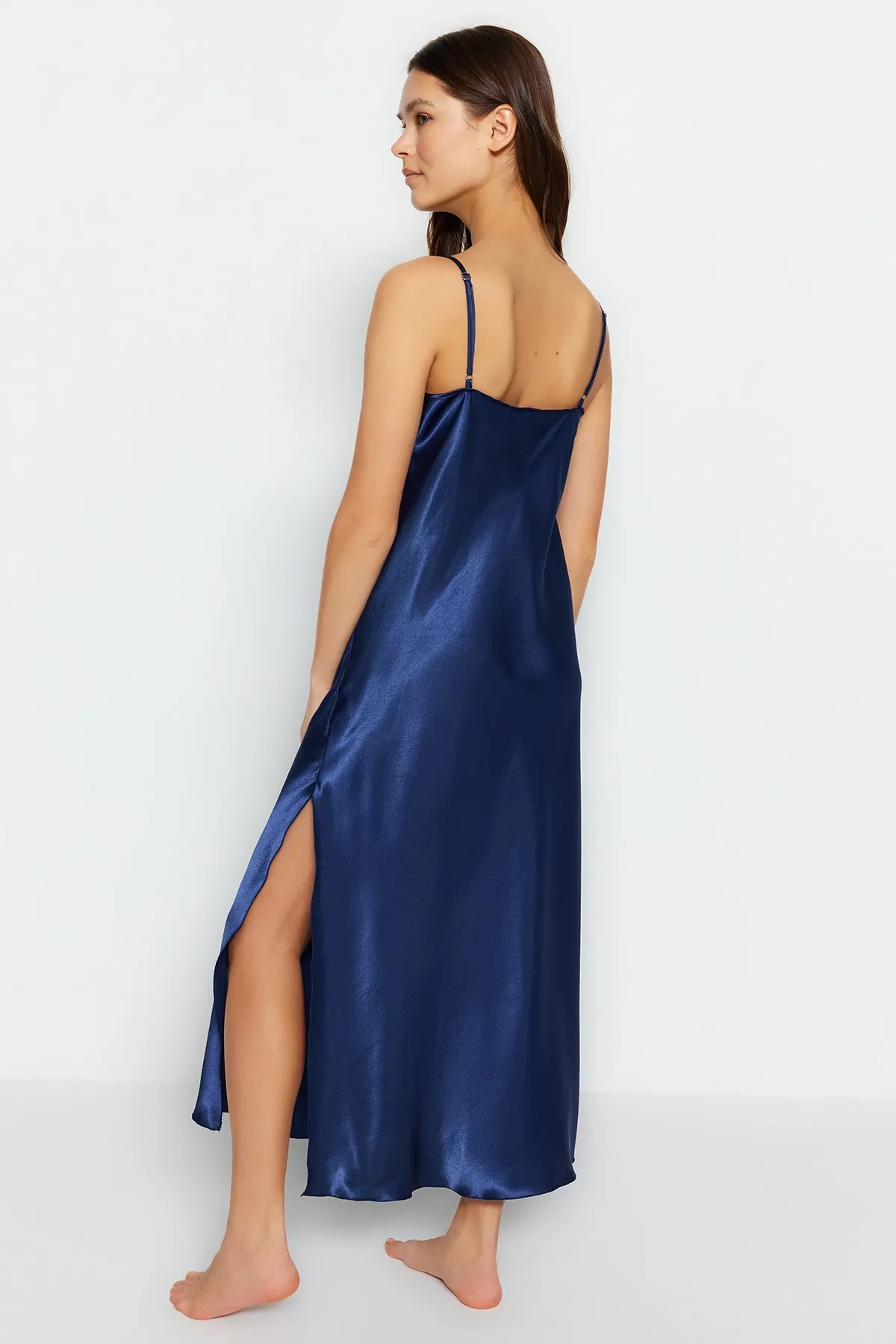 Trendyol Collection  Indigoblaues Nachthemd aus gewebtem Satin mit Spitze und Schlitzdetails und Seilträgern THMSS23GC00021