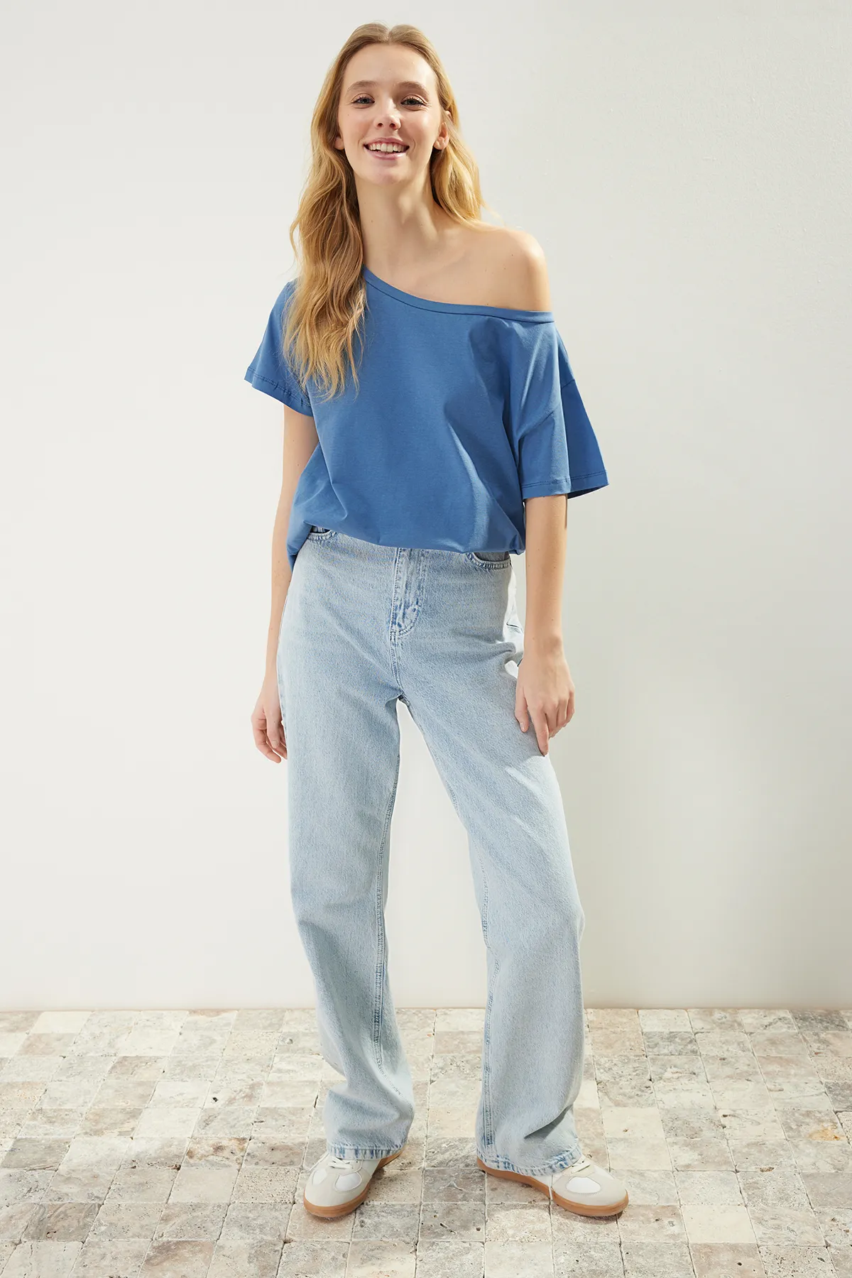 Trendyol Collection  Indigoblaues Strick-T-Shirt im Boyfriend-Stil mit U-Boot-Ausschnitt, 100 % Baumwolle TWOSS20TS0140