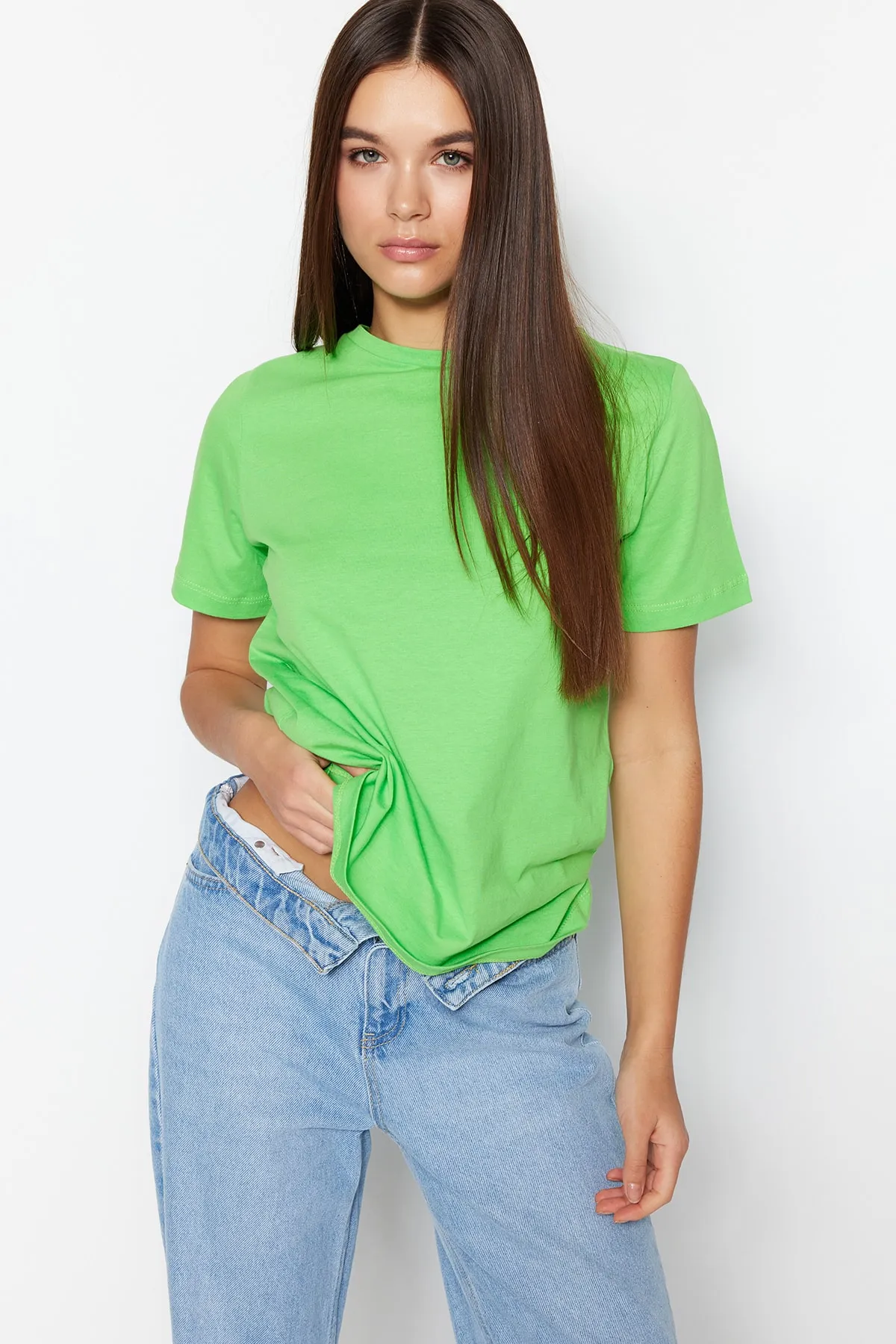 Trendyol Collection  Grünes Basic-Strick-T-Shirt mit Rundhalsausschnitt aus 100 % Baumwolle TWOSS23TS00000