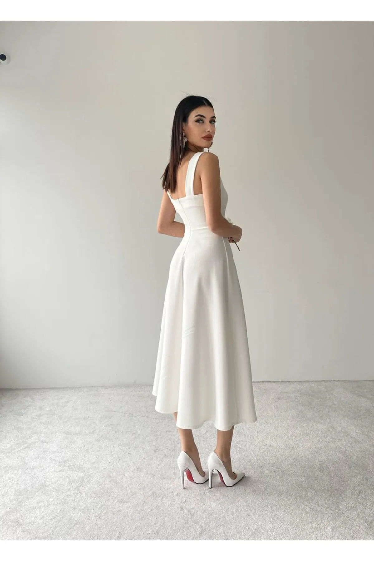 SONREİR  JESICA-KLEID MIT DICKEN TRÄGERN UND QUADRATISCHEM YEKA-DETAIL
