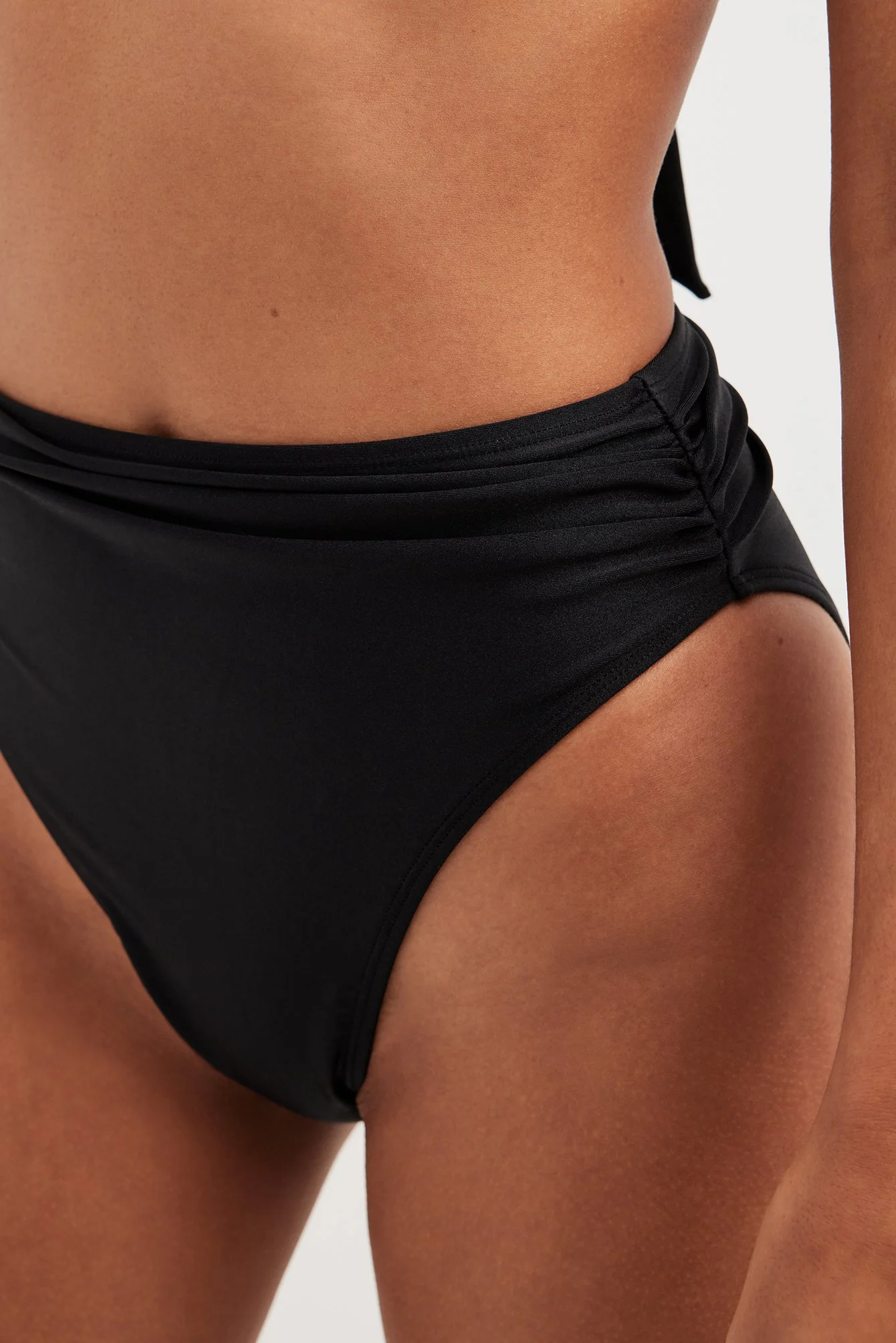 Gerafftes Bikini-Höschen mit hoher Taille