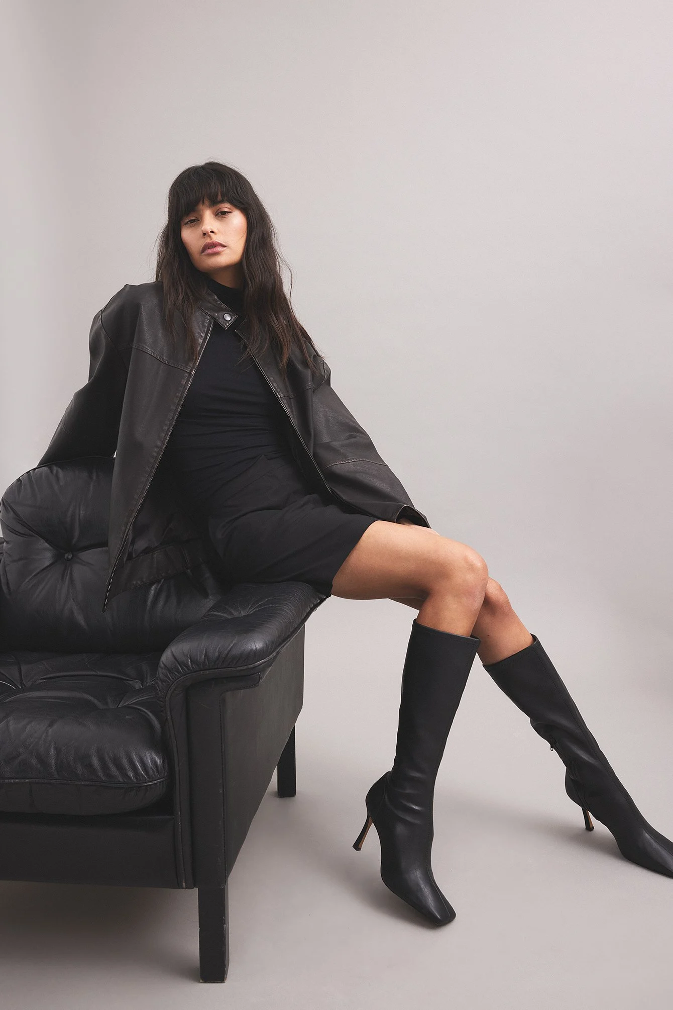 Eng anliegende kniehohe Stiletto-Stiefel