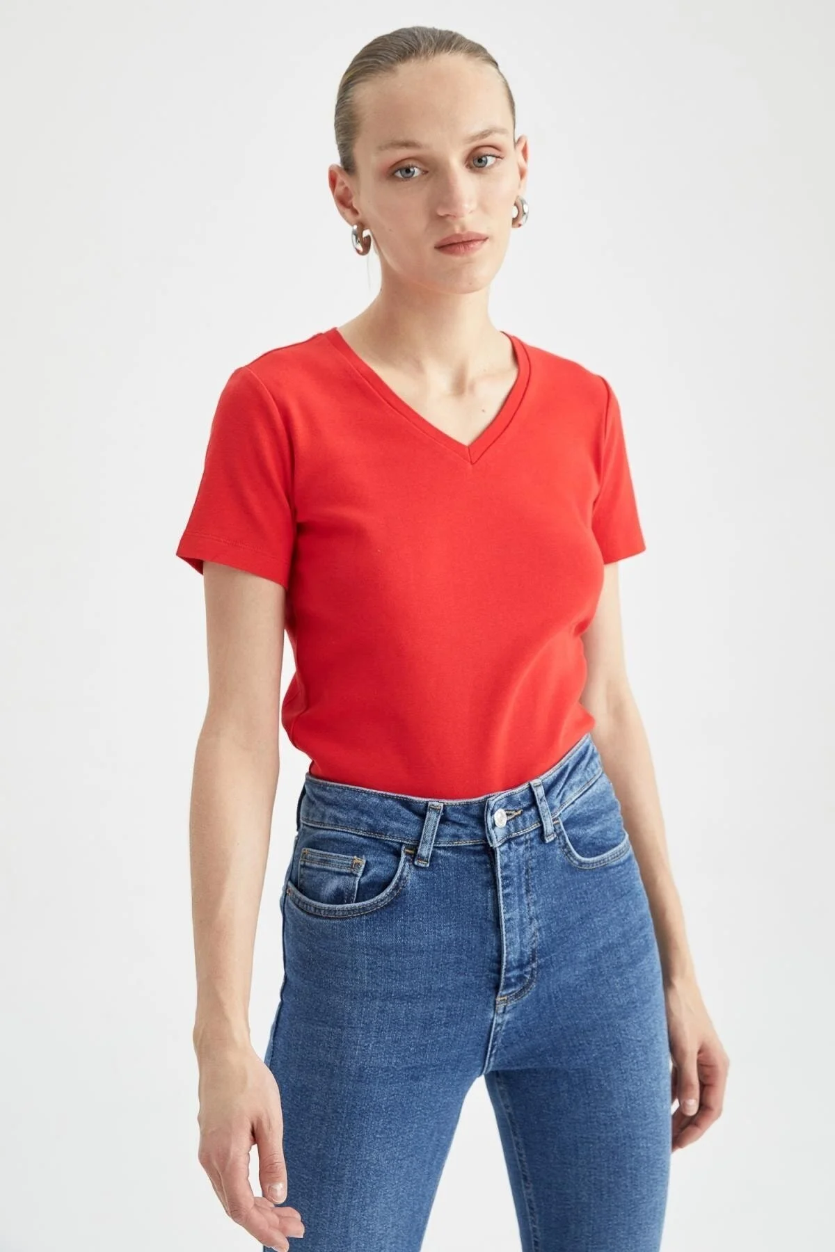 DeFacto  Slim Fit T-Shirt mit V-Ausschnitt und kurzen Ärmeln, 100 % Baumwolle, I1080az23sm