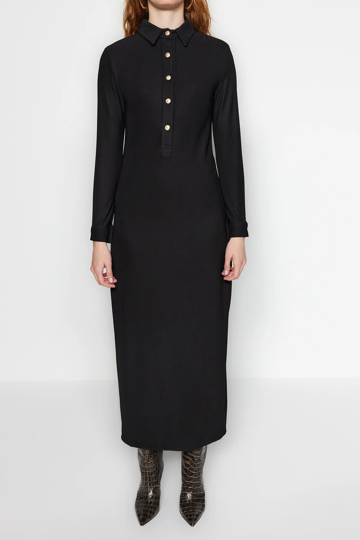Trendyol Modest  Schwarzes Strickkleid mit goldenen Knöpfen TCTAW24EB00108