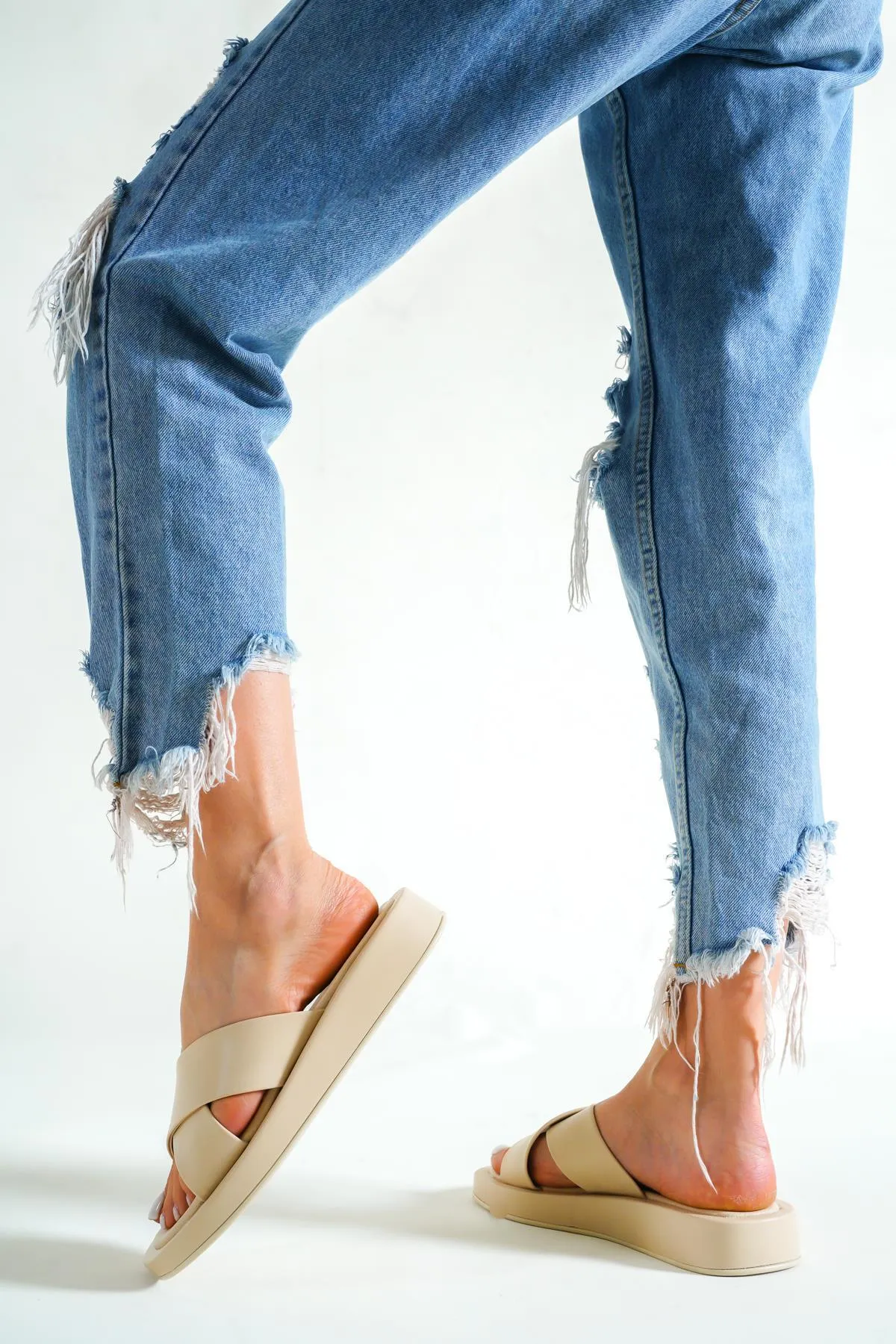 Capone Outfitters  Capone Damen-Hausschuhe mit Kreuzriemen in Beige