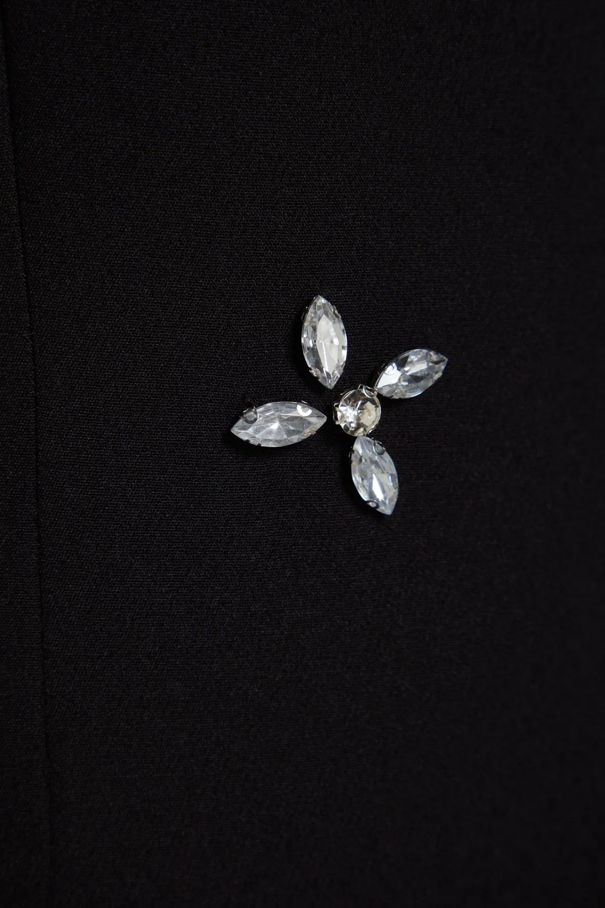 Trendyol Modest  Schwarzes, gewebtes Gilet-Kleid mit quadratischem Kragen und Schmuckstickerei-Details TCTSS23EB00157