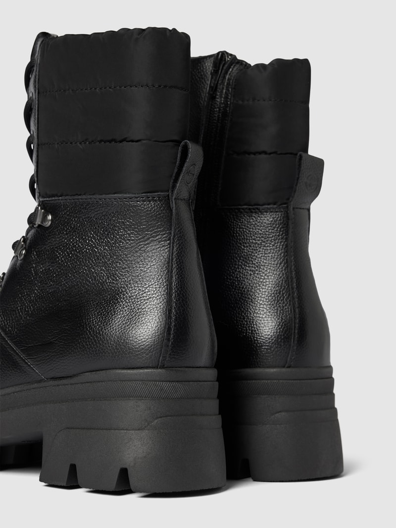 Boots in unifarbenem Design mit profilierter Sohle in schwarz