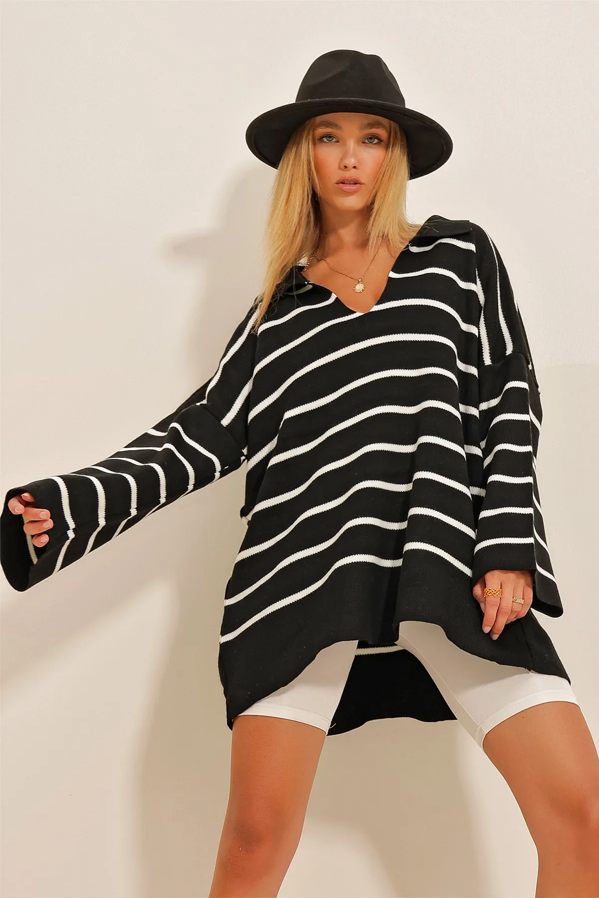 Trend Alaçatı Stili  Schwarzes Damen-Sweatshirt mit Polokragen, gestreift, lang, übergroß, dick, aus Strick ALC-X10774