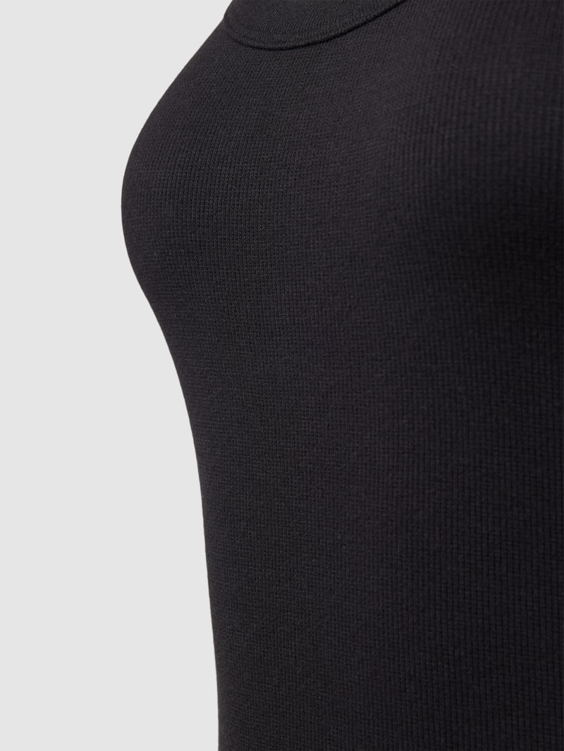 Top in unifarbenem Design und Ripp-Optik in schwarz