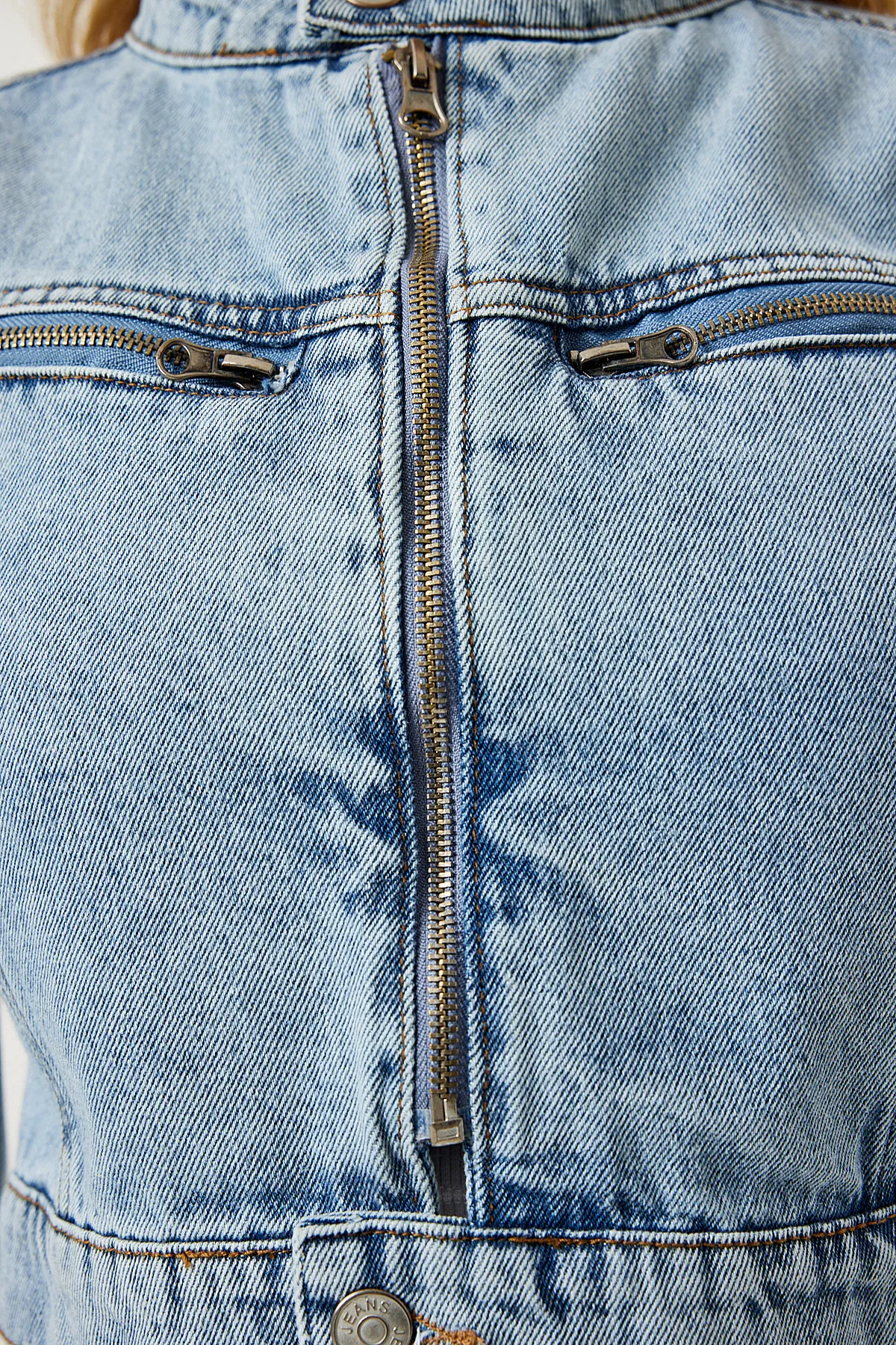 Happiness İstanbul  Hellblaue kurze Jeansjacke mit Reißverschluss für Damen RV00167