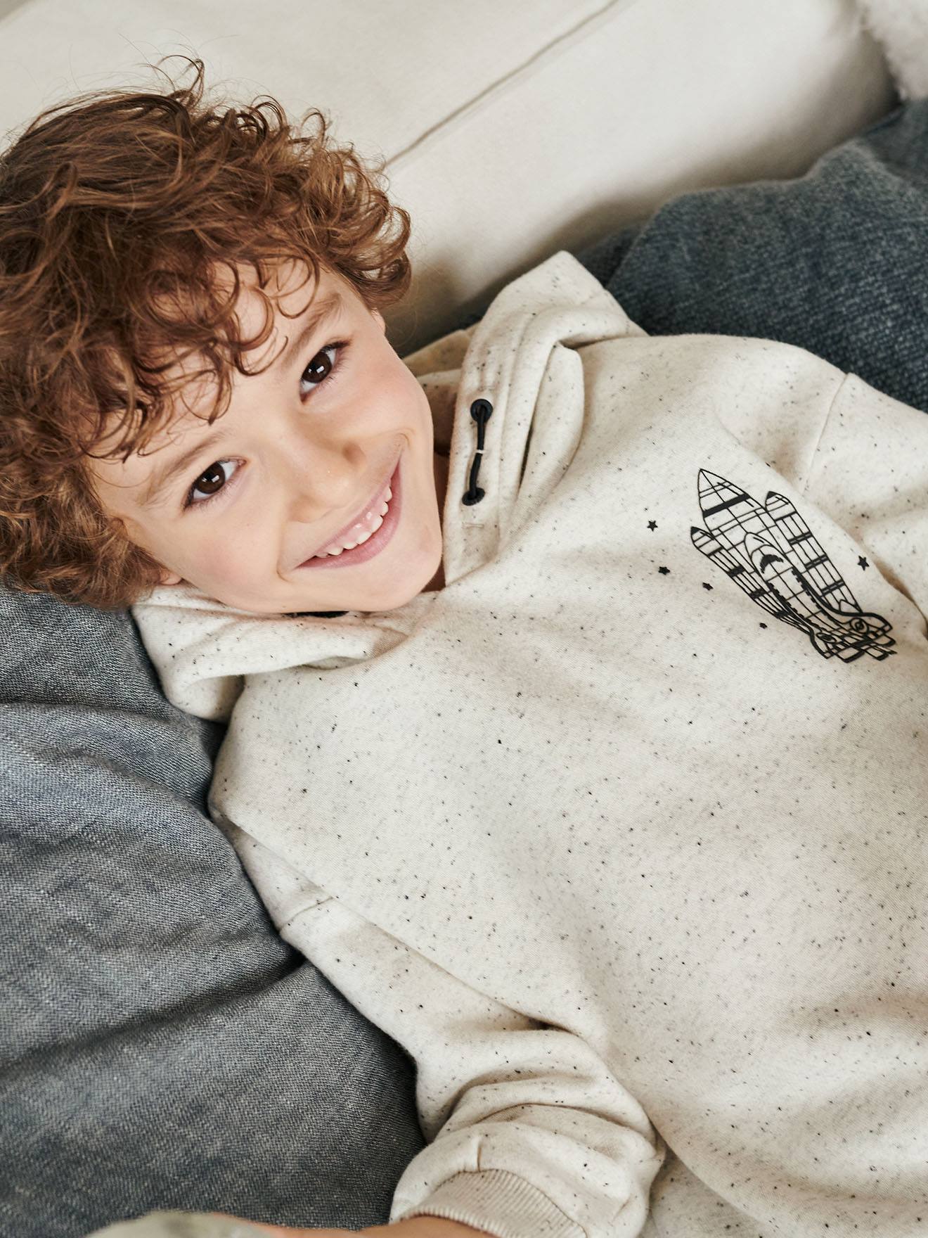 Sweat à capuche motif navette spaciale garçon en molleton effet moucheté ecru