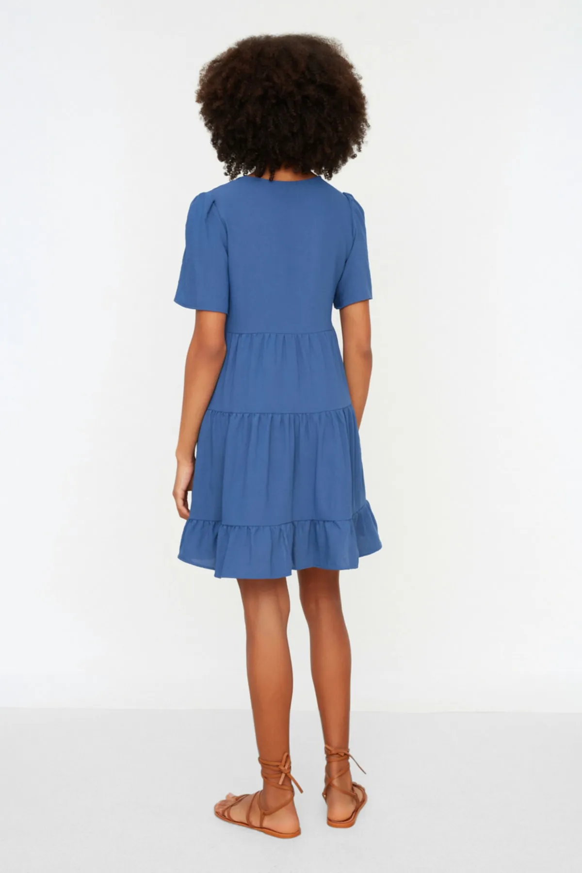 Trendyol Collection  Weit geschnittenes Mini-Webkleid in Indigo TWOSS20EL0400