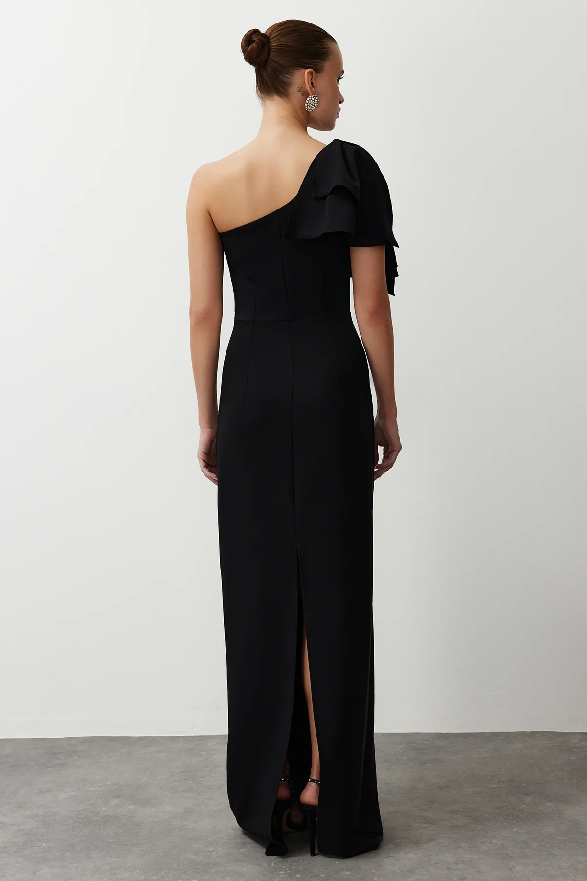 Trendyol Collection  Schwarzes, gerade geschnittenes, gewebtes Abendkleid und Abschlusskleid TPRSS23AE00095