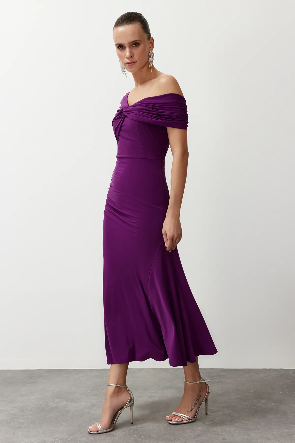Trendyol Collection  Lilafarbenes, asymmetrisches Strick-Abendkleid mit stilvollem Kragen TPRSS24EL00046
