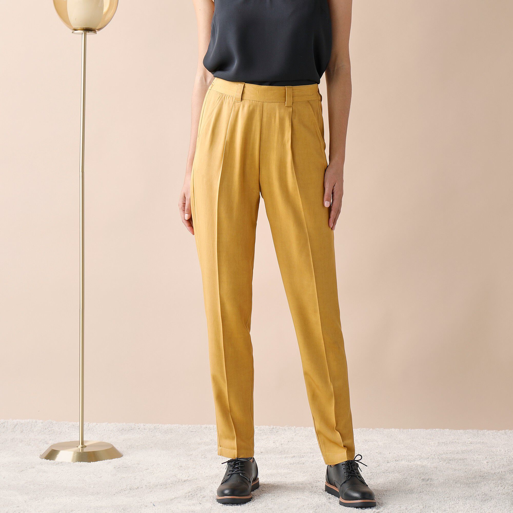 Pantalon fuselé uni ceinturé