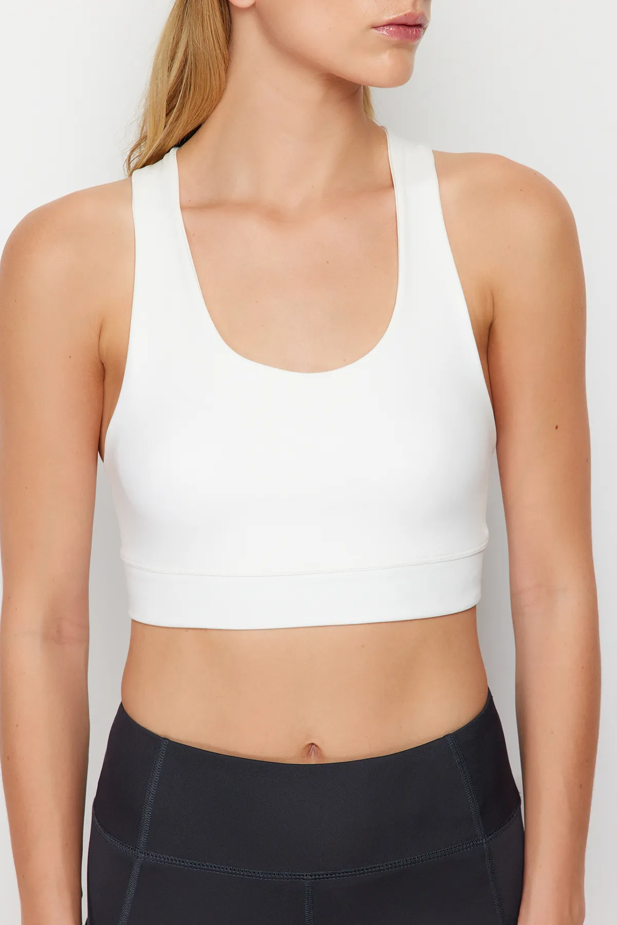 Trendyol Collection  Weißer Sport-BH aus Strick mit Trägern und Styling-Funktion THMSS24SS00018