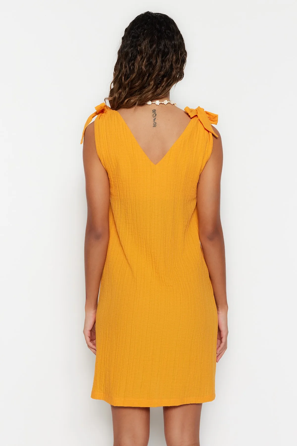 Trendyol Collection  Orangefarbenes, gewebtes Mini-Strandkleid zum Binden TBESS23EL00108