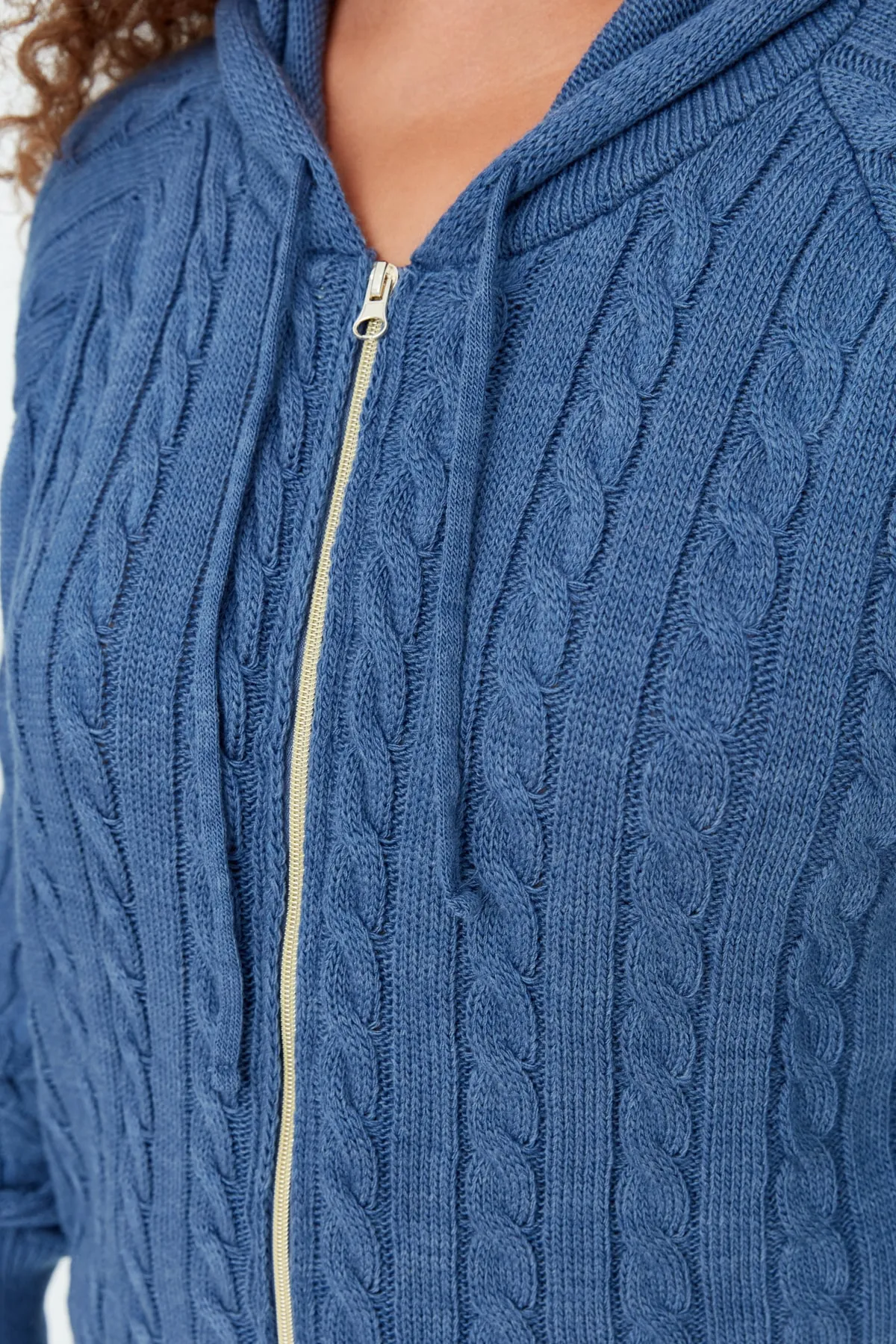 Trendyol Curve  Indigofarbener Strick-Cardigan mit Kapuze und Reißverschluss TBBAW23AV00051