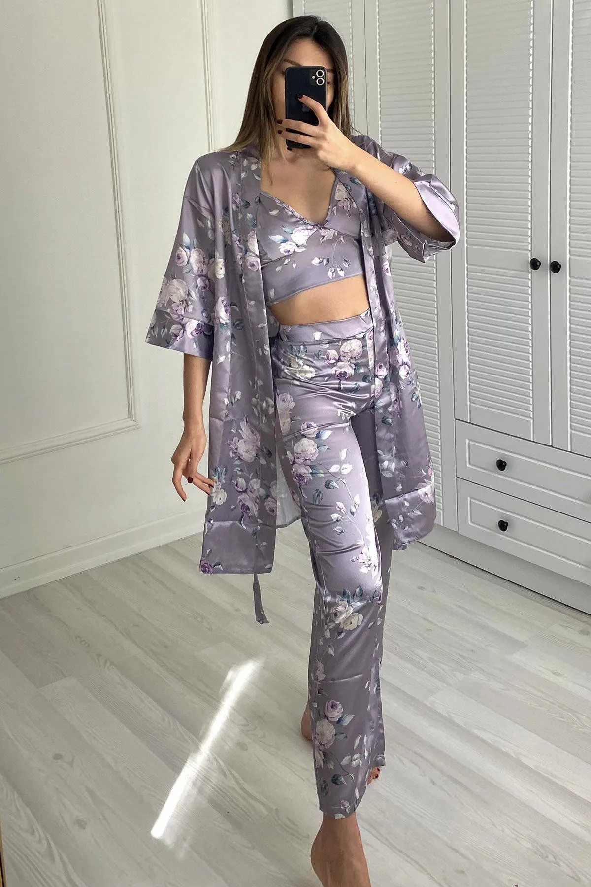 C&City  045 Gemustertes 3-teiliges Satin-Pyjama-Set für Damen in Grau