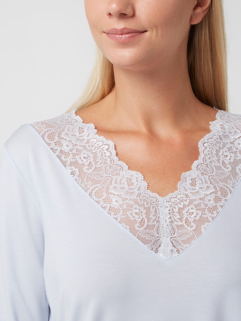 Pyjama mit floraler Spitze in hellblau
