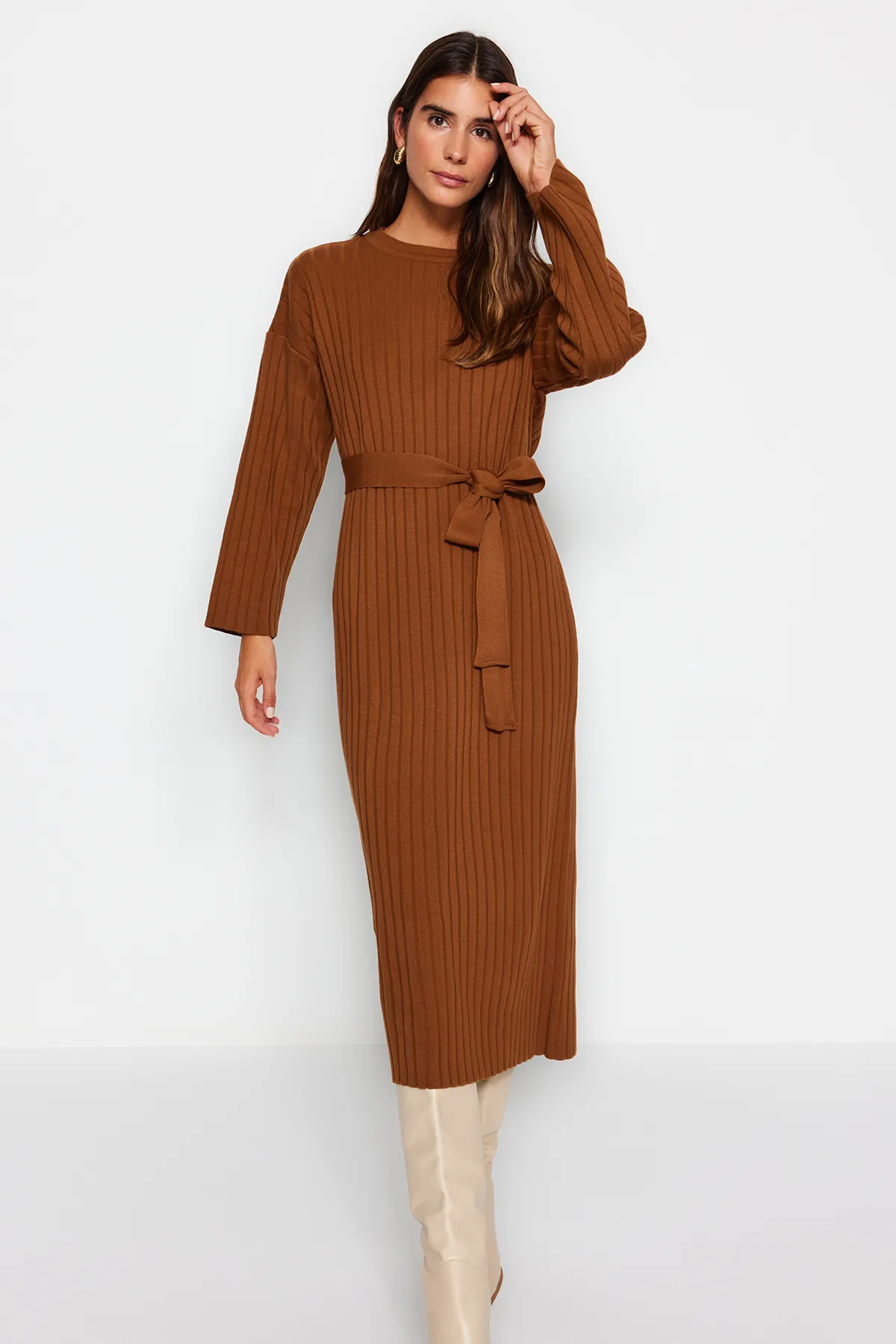 Trendyol Modest  Braunes geripptes Strickkleid mit Gürtel TCTAW24EB00008